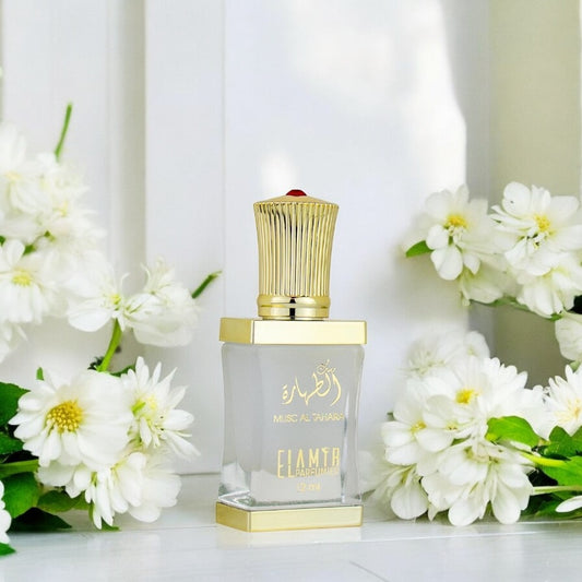 Nahaufnahme des El Amir Tahara Moschusduftes in einem stilvollen Glasflakon mit goldener Kappe