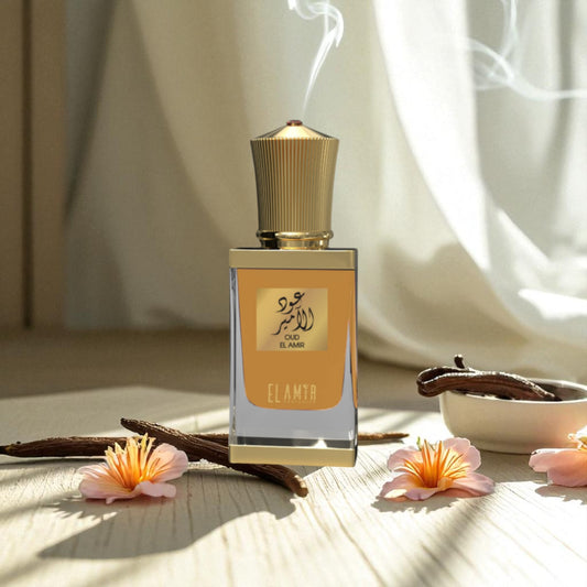 El Amir Oud El Amir Parfümöl vor hellem Vorhang, mit Vanilleschoten und Blüten dekoriert – luxuriöses orientalisches Duftöl