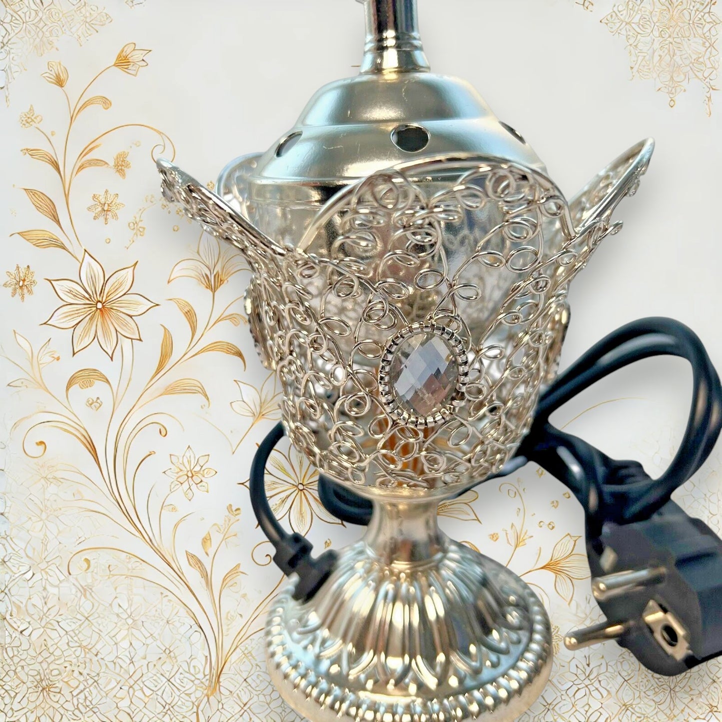 Hochwertiger elektrischer Weihrauchbrenner in Silber mit kunstvollem orientalischem Design, Netzstecker und dekorativen Kristallen.