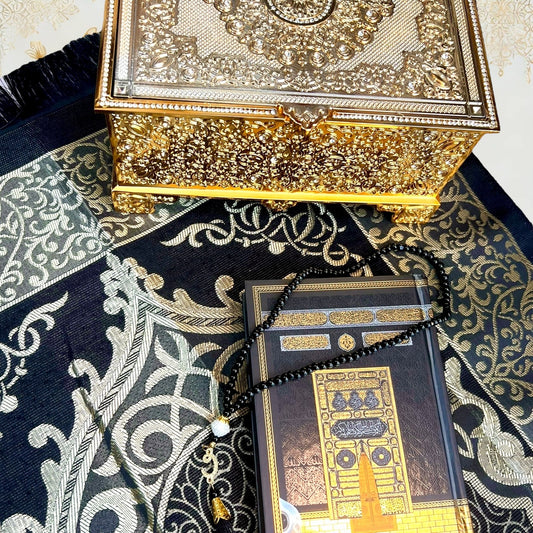 Islamisches Geschenkset mit schwarzem Quran, Gebetskette und Sajjada