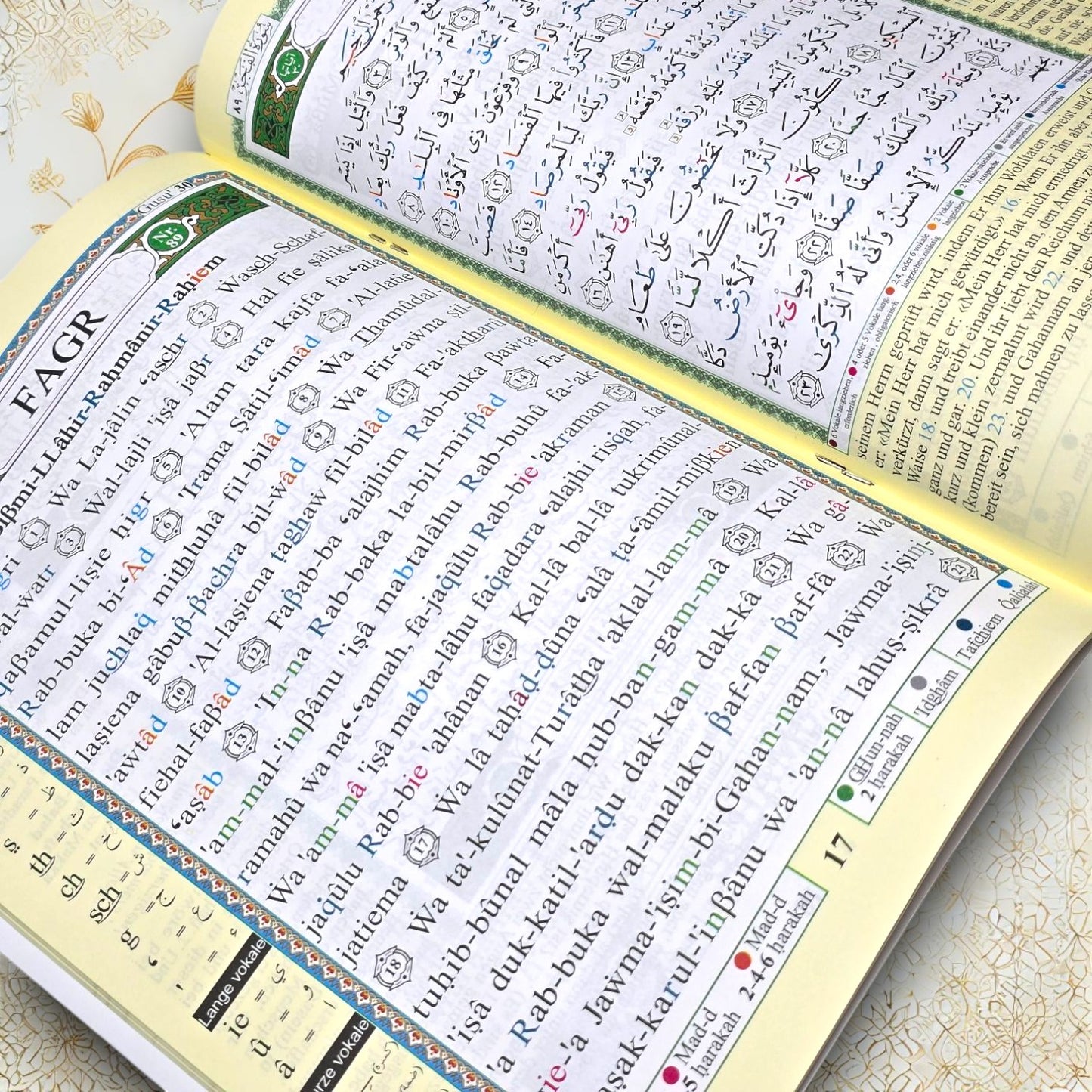 Offenes Juz Amma Quran Tajweed Buch mit arabischer Schrift, Lautschrift und deutscher Übersetzung. Enthält farbige Tajweed-Markierungen zur korrekten Rezitation.