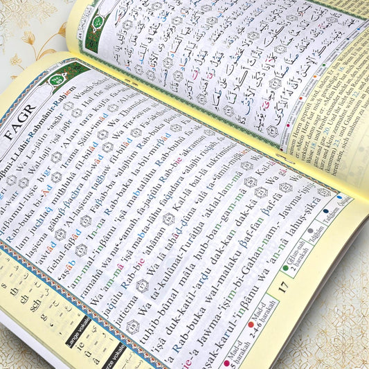 Offenes Juz Amma Quran Tajweed Buch mit arabischer Schrift, Lautschrift und deutscher Übersetzung. Enthält farbige Tajweed-Markierungen zur korrekten Rezitation.