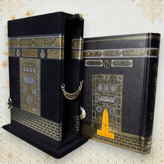 Vorderansicht der edlen Quranbox im Kaaba-Design mit reich verzierter Prägung und goldenen Details