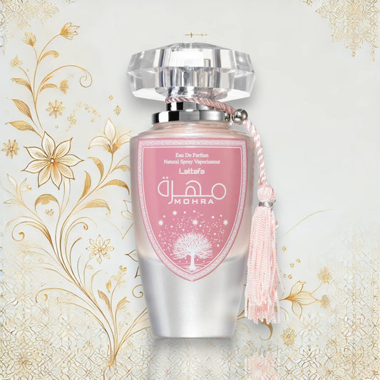 Mohra Silky Rose Eau de Parfum von Lattafa in eleganter Box mit floraler Hintergrundgestaltung