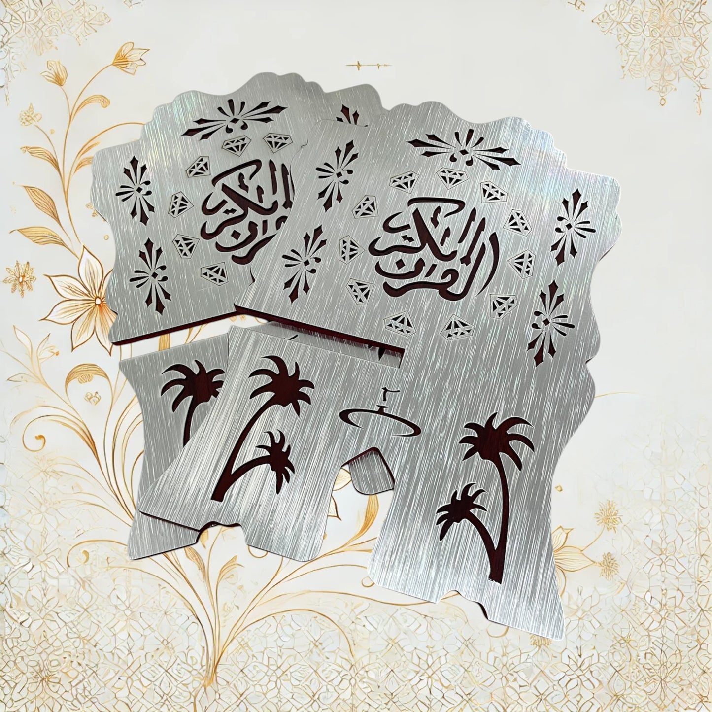 Faltbarer Quran Halter aus Holz mit arabischen Ornamenten und fein gearbeiteten Gravuren. Perfekt als stilvolles Geschenk oder für das tägliche Lesen.