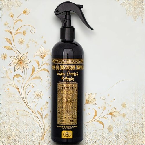 Hochwertiges Kaaba Duftspray in stilvoller schwarzer Sprühflasche mit goldener Verzierung. Verleiht Textilien und Wohnräumen einen authentischen orientalischen Duft.