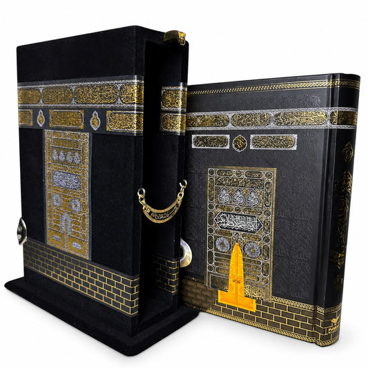 Kaaba Koranbox mit arabischem Koran & QR-App – Koran neben der geöffneten Kaaba-Box