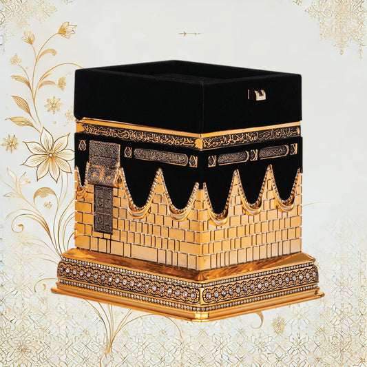 Alt-Text: Geschlossene goldene Kaaba Quran Box mit filigranen Verzierungen – Edle islamische Deko und Koran Aufbewahrung
