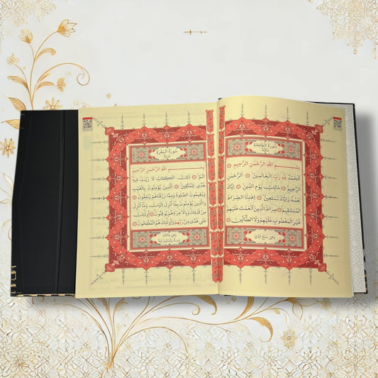 Aufgeschlagener Koran mit arabischer Schrift, verzierten Anfangsseiten und zwei QR-Codes