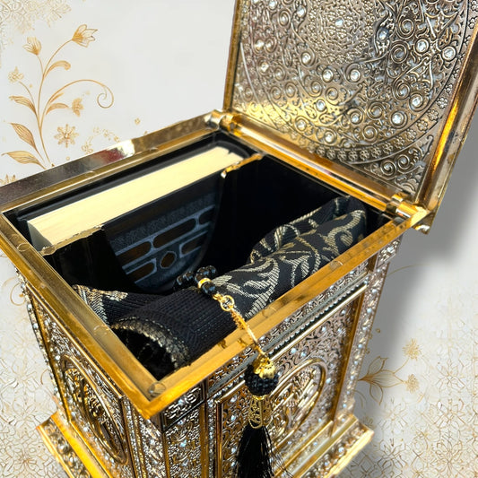 Koran Geschenkset mit Gebetsteppich, Tesbih & goldener Box – Geschenkset in geöffneter Box