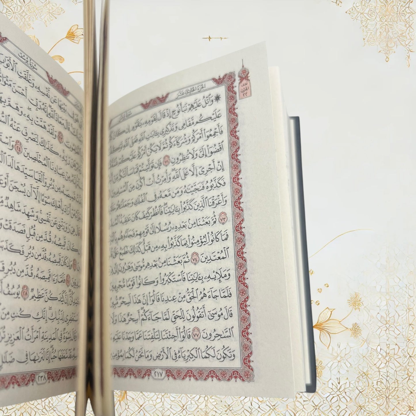 Offenliegender arabischer Quran mit kunstvoll verzierten Seiten – Original Koran in Arabisch, Hafs Leseart