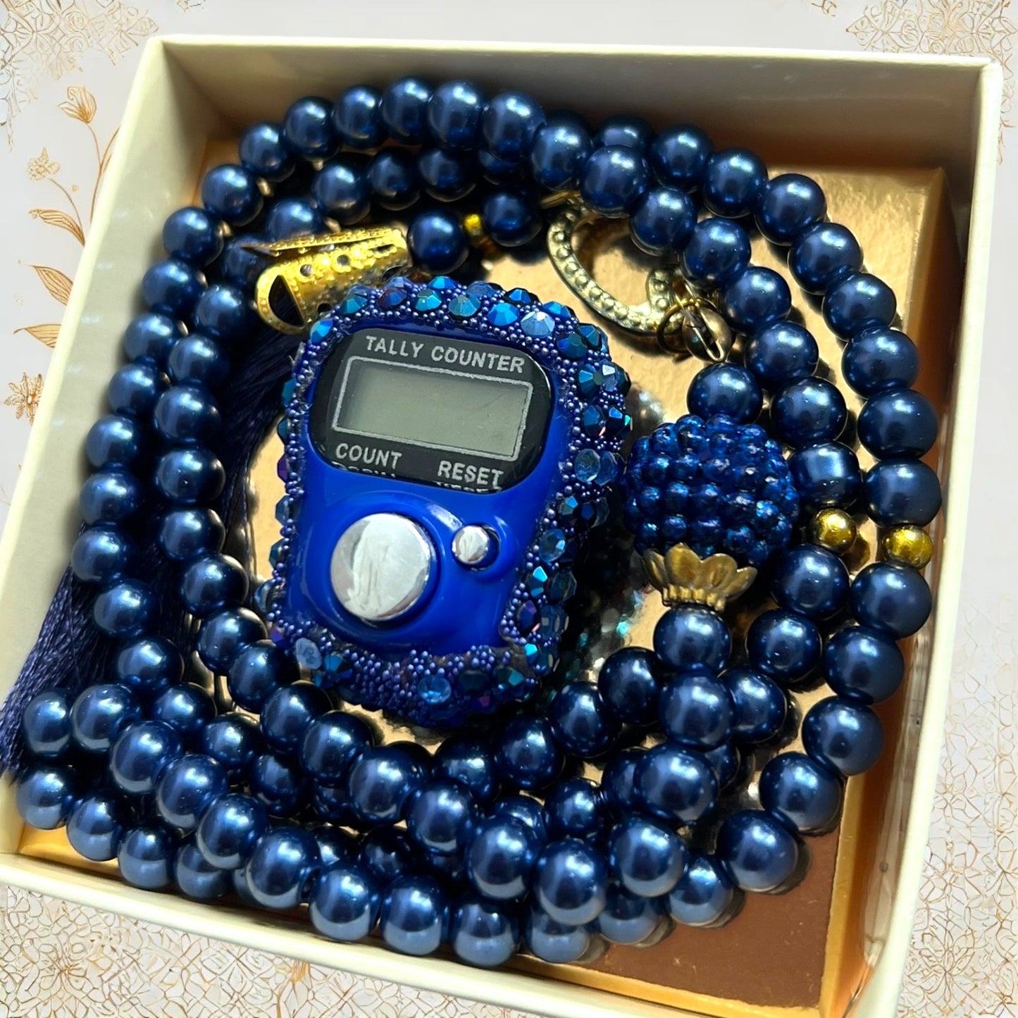 Dunkelblaue 99er Gebetskette mit Strass-Digitalzähler im Geschenkset.
