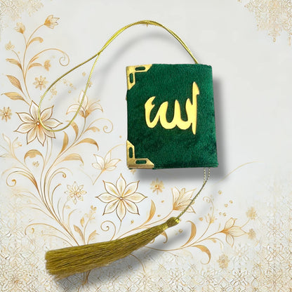 Grüner Auto-Anhänger mit Quran in Samteinband und goldener Verzierung – ideal für muslimische Fahrzeugdekoration