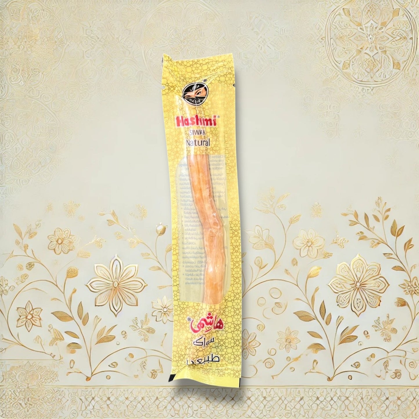 Ein einzelner Hashmi Siwak Stock in gelber Verpackung auf orientalischem Hintergrund

