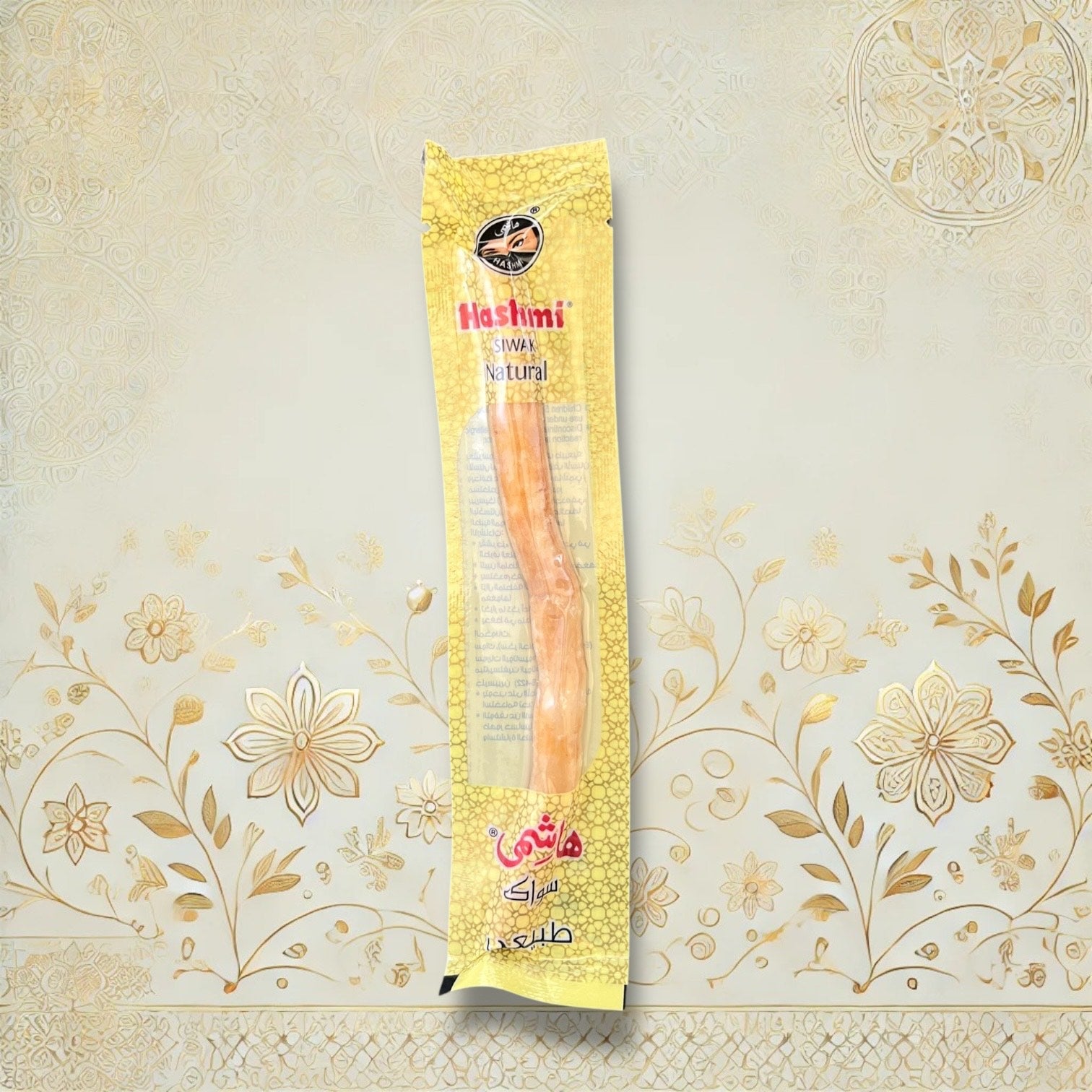 Ein einzelner Hashmi Siwak Stock in gelber Verpackung auf orientalischem Hintergrund

