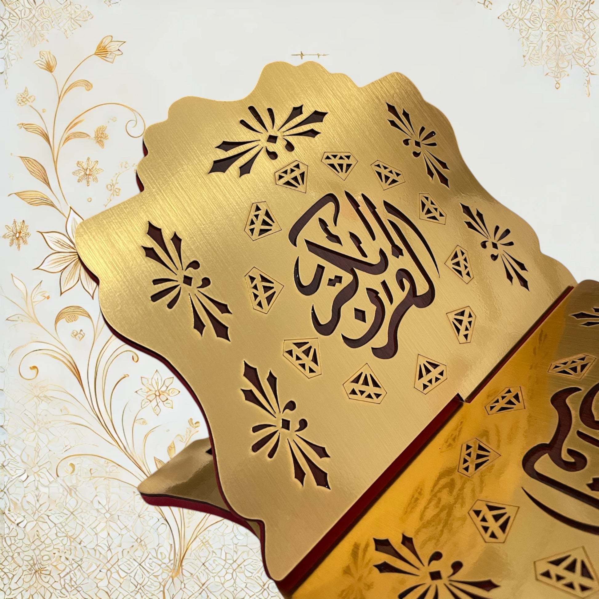 Goldener Quran Halter mit einzigartiger Lasergravur und traditionellen Mustern. Wunderschöne Ergänzung für islamische Wohnkultur und Gebetsecke.
