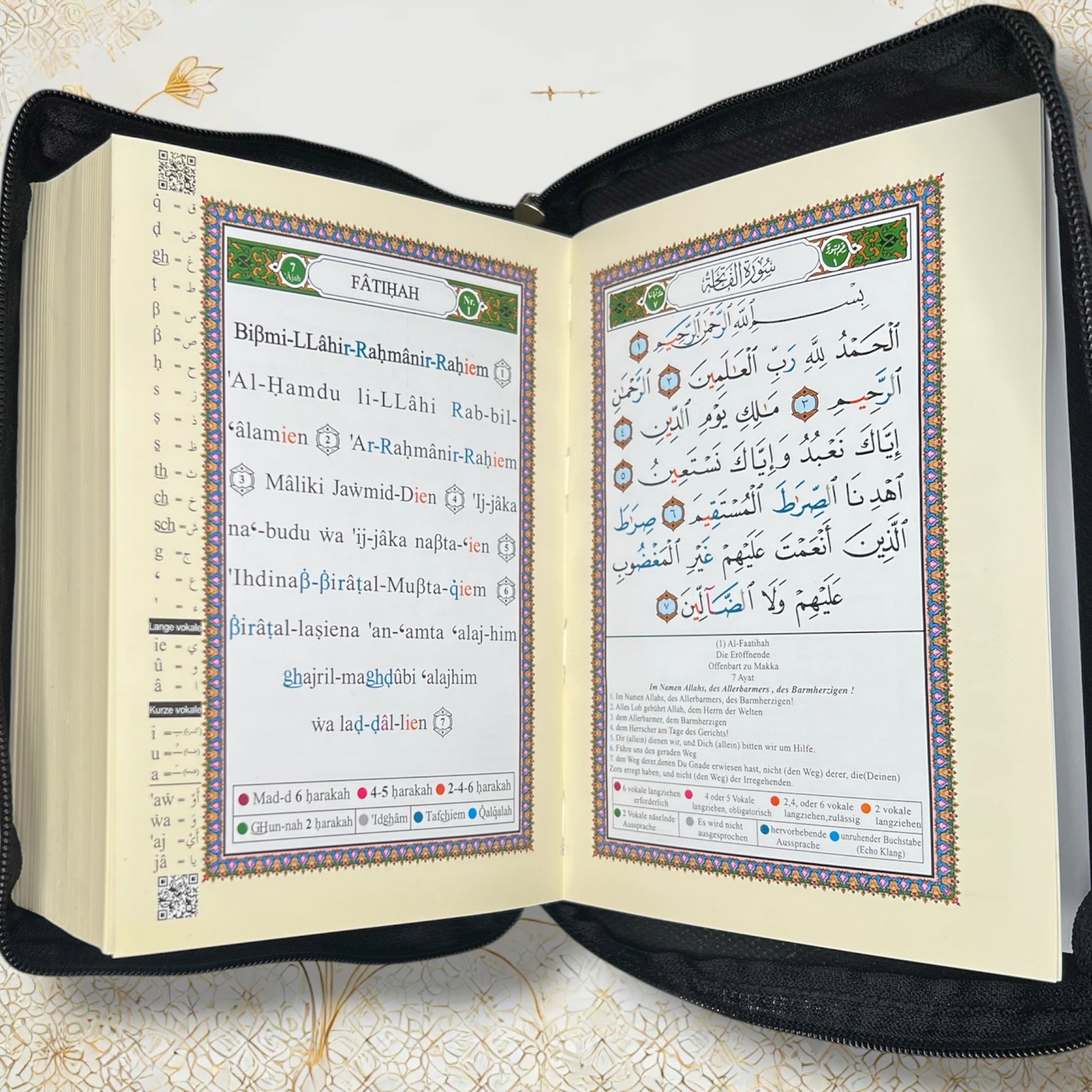 Geöffneter Quran Tajweed 13×17 cm – arabischer Text mit Tajweed-Markierungen, deutsche Übersetzung und Lautschrift