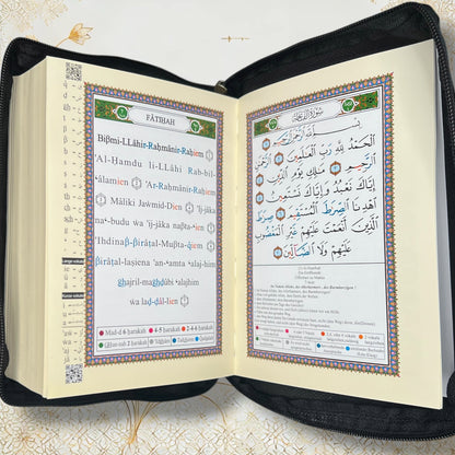 Geöffneter Quran Tajweed 13×17 cm – arabischer Text mit Tajweed-Markierungen, deutsche Übersetzung und Lautschrift