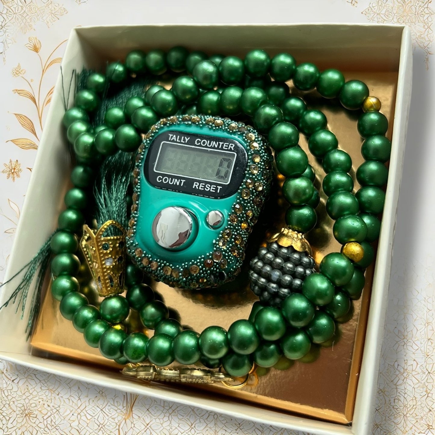 Grüne 99er Gebetskette mit Strass-Digitalzähler im Geschenkset.