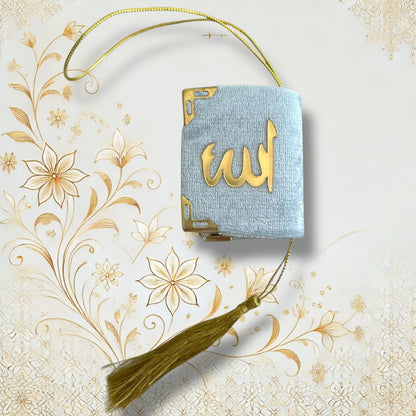 Hellblauer Samt-Anhänger mit goldenem Quran und „Allah“-Schriftzug, ca. 6×5 cm groß