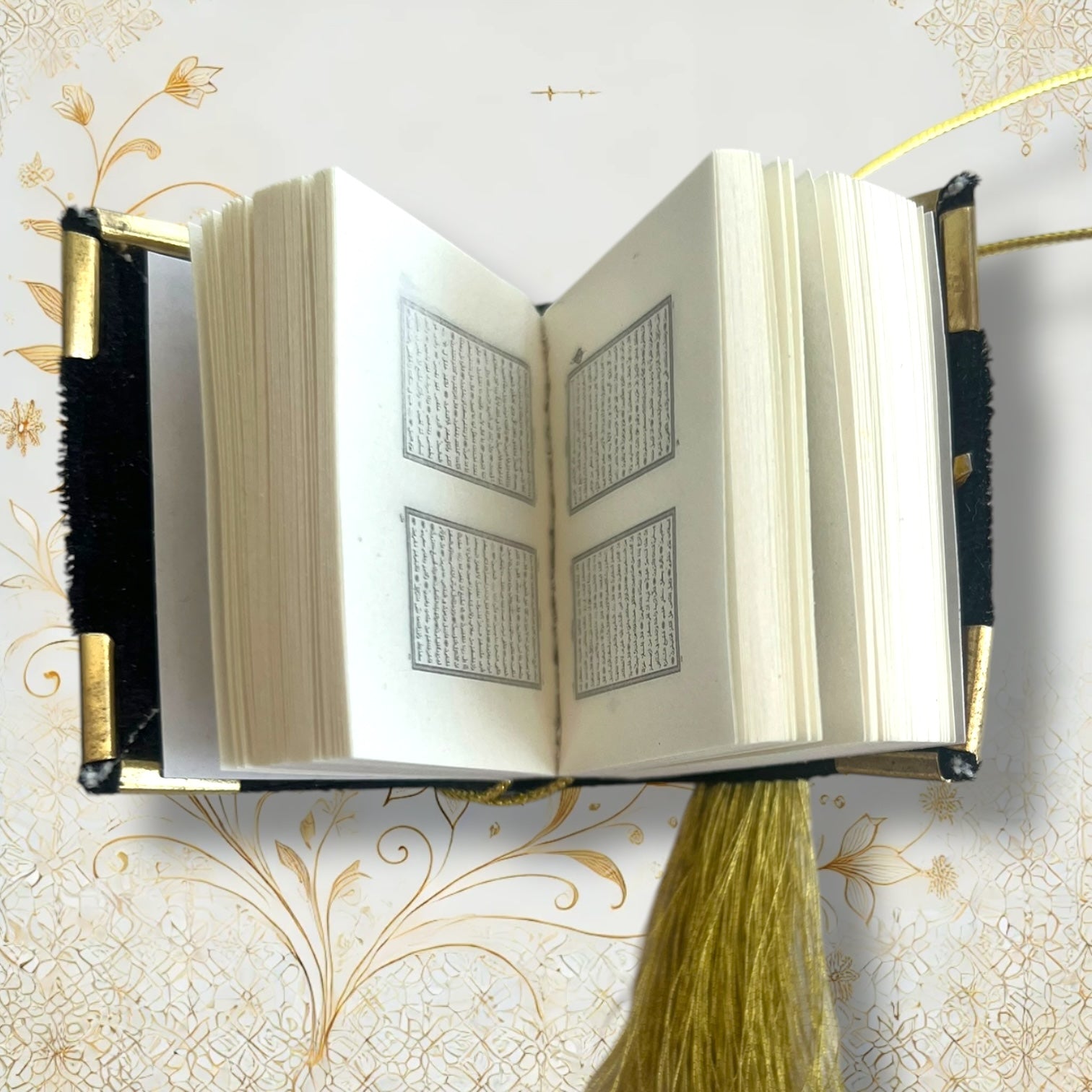  Geöffneter Auto-Quran zeigt fein bedruckte arabische Seiten im Miniaturformat