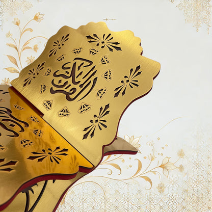 Gold Koran Ständer – Edler Quran Halter aus Holz mit eleganter roter Gravur