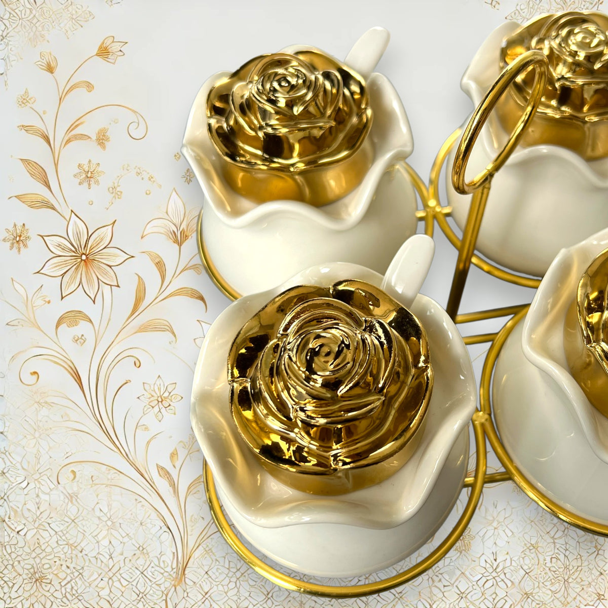 Elegante Porzellandosen mit goldfarbenen Rosendeckeln und kleinen Löffeln