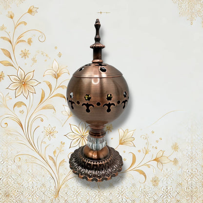 Orientalischer Räucherhalter aus Metall in Bronzeroptik mit Deckel und Zieröffnungen.