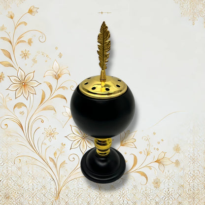 Schwarzer Räucherhalter mit goldfarbenen Akzenten und dekorativem Deckel.