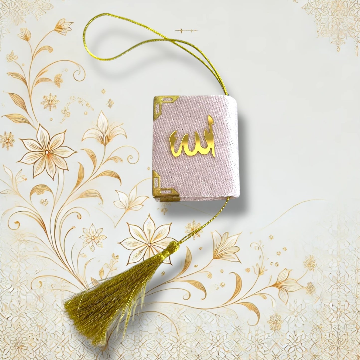 Rosa Samt-Anhänger mit goldenem Quran und „Allah“-Schriftzug, ca. 6×5 cm groß