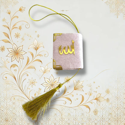 Rosa Samt-Anhänger mit goldenem Quran und „Allah“-Schriftzug, ca. 6×5 cm groß