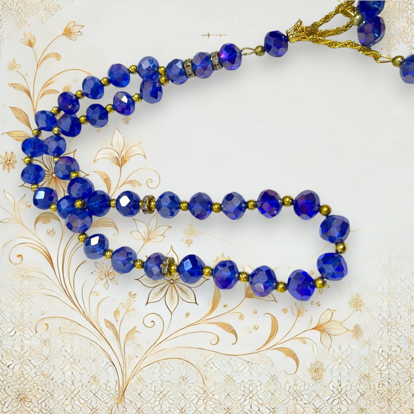 Glänzende Tesbih Kette in tiefem Königsblau mit goldenen Details und 33 Perlen.