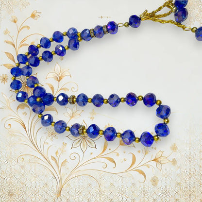Glänzende Tesbih Kette in tiefem Königsblau mit goldenen Details und 33 Perlen.