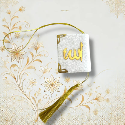 Weißes Auto-Anhänger mit vollständigem Quran und goldener „Allah“-Prägung, mit goldfarbener Troddel