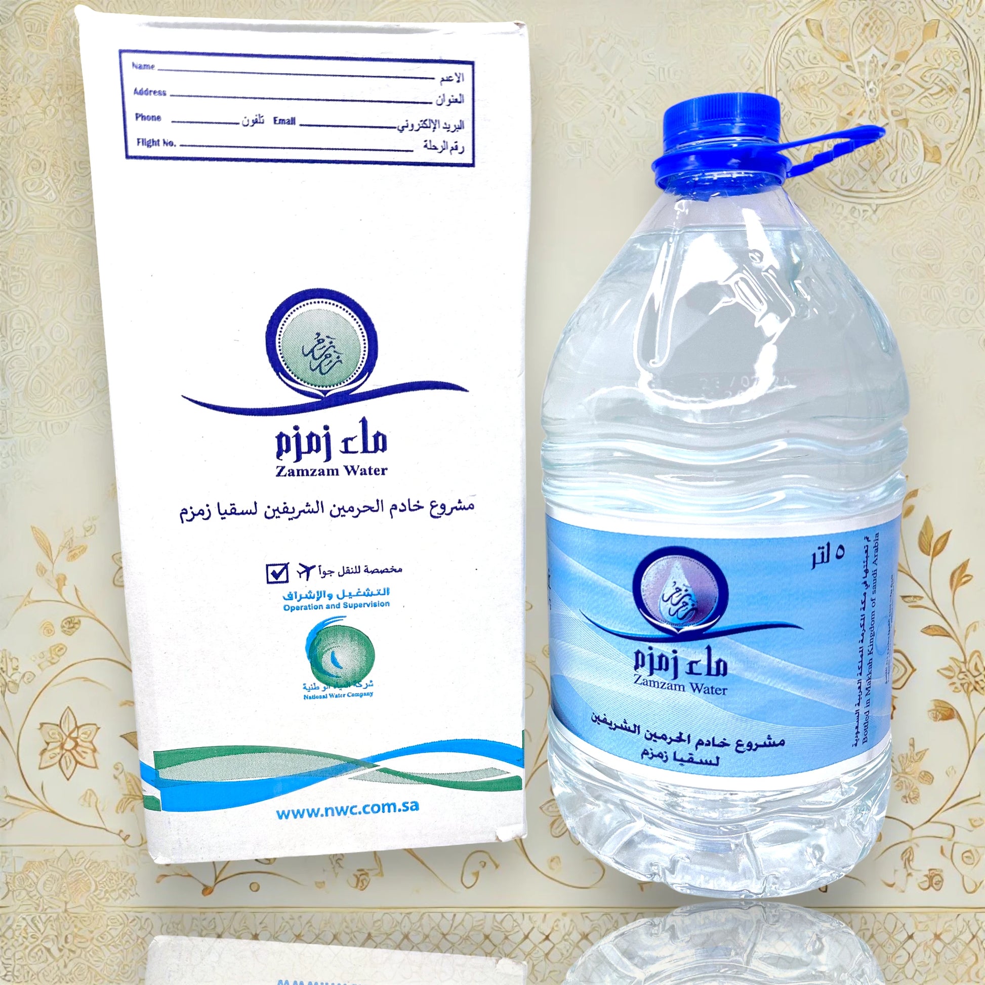 Original 5-Liter-Flasche Zamzam Wasser aus Mekka mit blauem Sicherheitsverschluss, hygienisch verpackt und mit offiziellem Echtheitsnachweis.