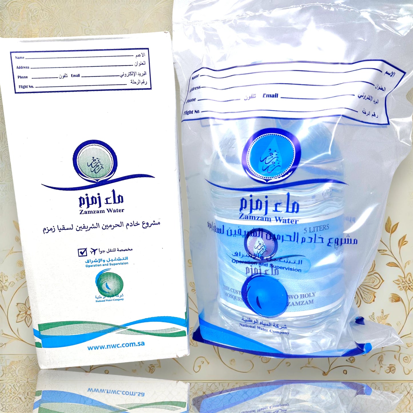 Original 5-Liter-Flasche Zamzam Wasser aus Mekka mit blauem Sicherheitsverschluss, hygienisch verpackt und mit offiziellem Echtheitsnachweis.