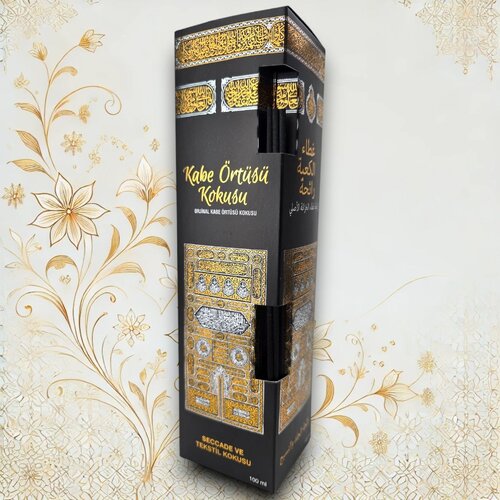Stilvolle Verpackung mit Kaaba-Motiven und goldenen Ornamenten. Enthält den einzigartigen Duft von Amber, Moschus und Oud für eine luxuriöse Atmosphäre.







