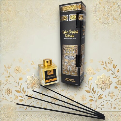 Luxuriöser Raumduft im hochwertigen Glasflakon mit goldener Verzierung und schwarzen Duftstäbchen. Verleiht Wohnräumen einen eleganten Amber-Oud-Duft.

