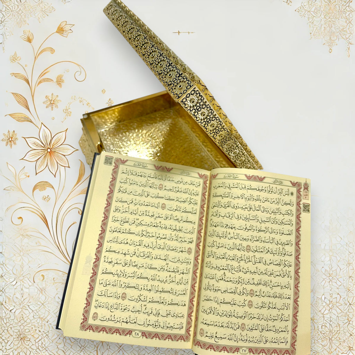 Goldene Koranbox mit arabischem Koran & QR-Hörfunktion – geöffnete Box mit aufgeschlagenem Koran