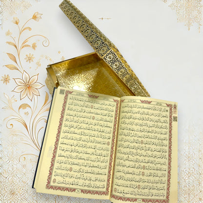 Goldene Koranbox mit arabischem Koran & QR-Hörfunktion – geöffnete Box mit aufgeschlagenem Koran