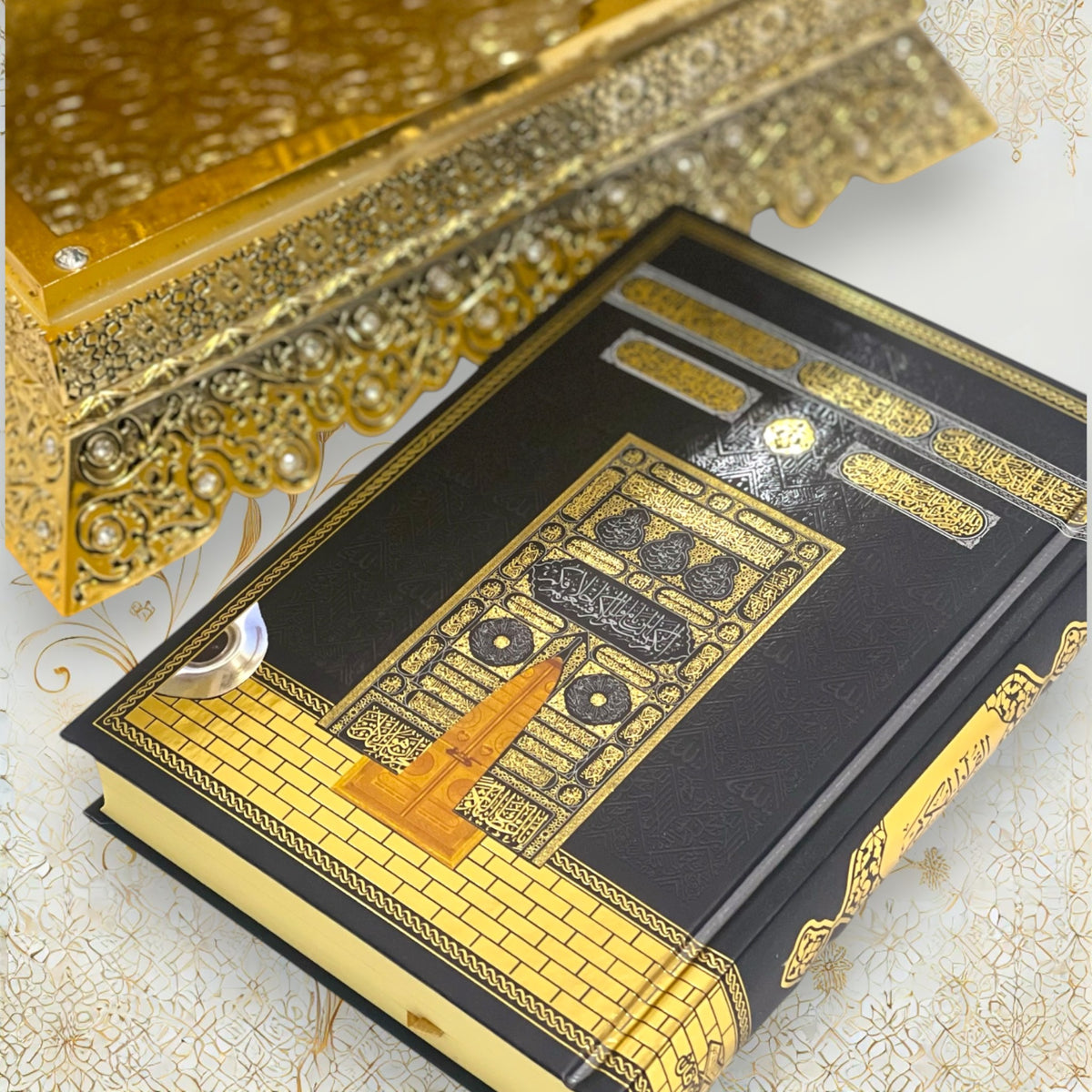Goldene Koranbox mit arabischem Koran & QR-Hörfunktion – geöffnete Box mit geschlossenem Koran