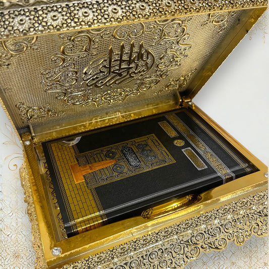 Goldene Koranbox mit arabischem Koran & QR-Hörfunktion – geöffnete Box mit Koran