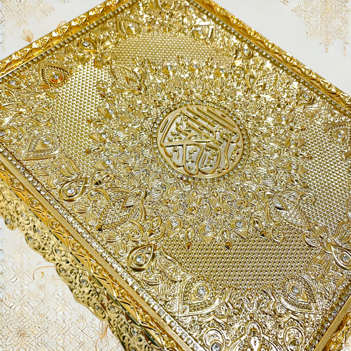 Goldene Koranbox mit arabischem Koran & QR-Hörfunktion – geschlossene Box mit verziertem Deckel