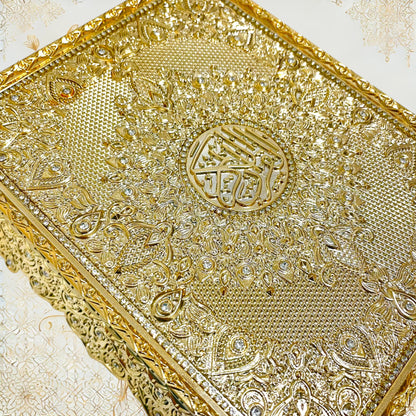 Goldene Koranbox mit arabischem Koran & QR-Hörfunktion – geschlossene Box mit verziertem Deckel