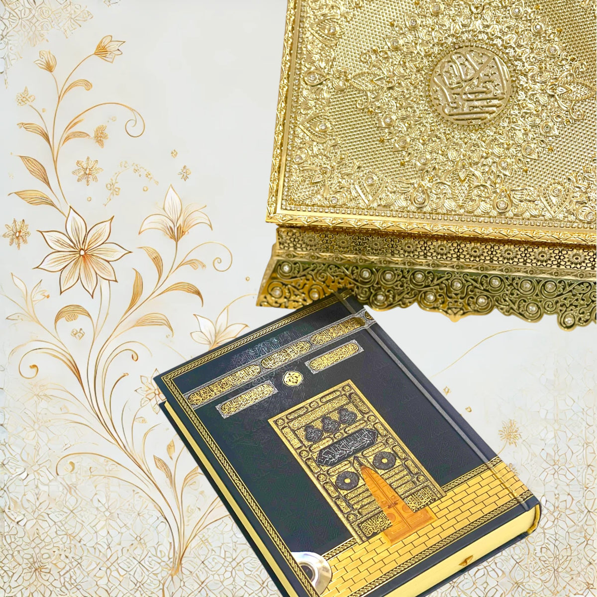 Goldene Koranbox mit arabischem Koran & QR-Hörfunktion – goldfarbene Box mit Koran daneben
