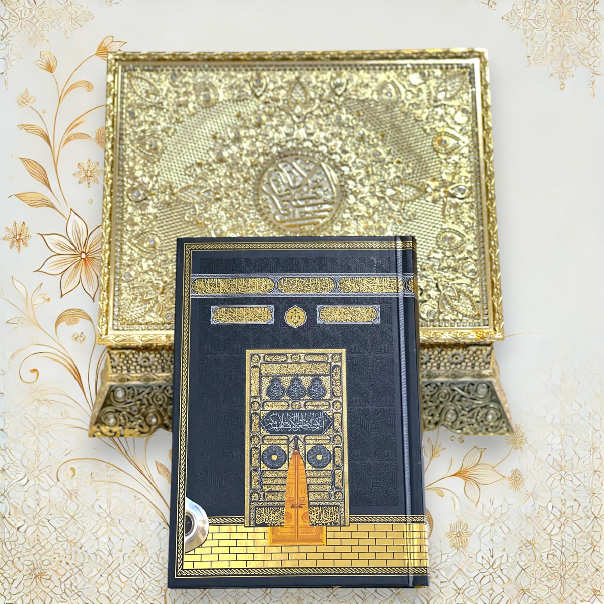 Goldene Koranbox mit arabischem Koran & QR-Hörfunktion – Koran neben der goldfarbenen Box