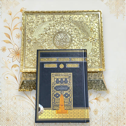 Goldene Koranbox mit arabischem Koran & QR-Hörfunktion – Koran neben der goldfarbenen Box