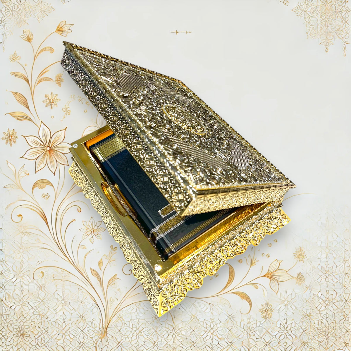 Goldene Koranbox mit arabischem Koran & QR-Hörfunktion – schräg fotografierte geöffnete Box mit Koran