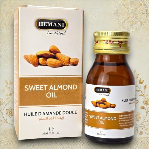 Hochwertiges Süßmandelöl von Hemani in dekorativer Box – ideal für Haar- und Hautpflege.

