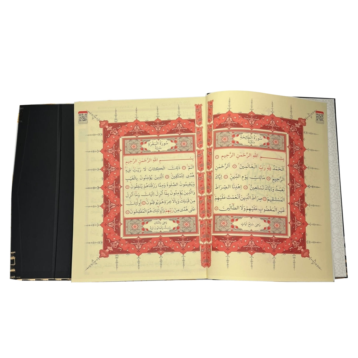 Aufgeschlagener Koran mit arabischer Schrift, verzierten Anfangsseiten und zwei QR-Codes